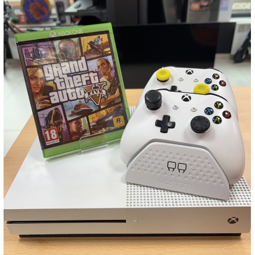 Consola Microsoft Xbox One S 500 Gb + 2 Controllere + Statie incarcare Venom VS2871 + Grand Theft Auto V
